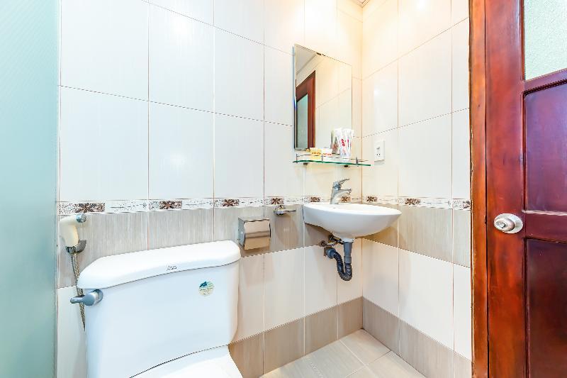 Oyo 243 Eden Hotel На Транг Екстериор снимка